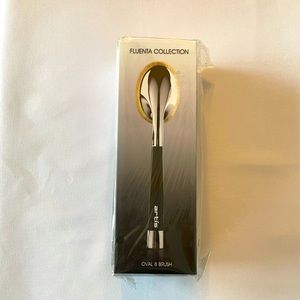 Artis  Oval Brush #8. NWT